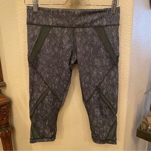 LULULEMON Women Green Leaf Print Mesh Detailing Athletic Cropped Pants Size 8